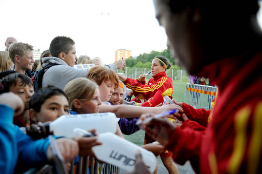 Veronica Boquete, Tyresö skriver autografer