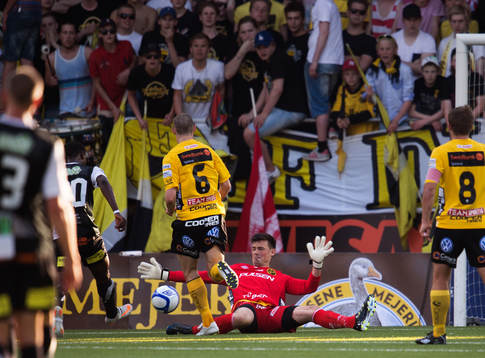  Dominic Chatto, Häcken, har en bra chans som Kevin Stuhr Ellegaard, målvakt, Elfsborg, räddar