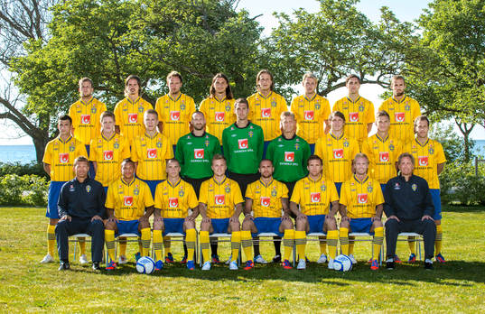  Bak fr.v. Mikael Antonsson, Mikael Lustig, Andreas Granqvist, Zlatan Ibrahimovic, Jonas Olsson, Ola Toivonen, Johan Elmander och Olof Mellberg. Mitten fr.v. Behrang Safari, Rasmus Elm, Pontus Wernbloom, Johan Wiland, målvakt, Andreas Granqvist, målvakt, Pär Hansson, målvakt, Kim Källström, Markus Rosenberg och Tobias Hysén. Fram fr.v. Marcus Allbäck, players manager, Martin Olsson, Samuel Holmén, Sebastian Larsson, Emir Bajrami, Anders Svensson, Christian Wilhelmsson och Erik Hamrén, förbundskapten.