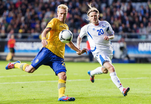 Christian Wilhelmsson, Sverige, gör 3-1. Ari Freyr