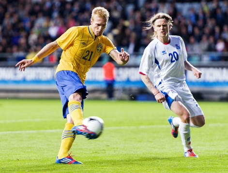 Christian Wilhelmsson, Sverige, gör 3-1. Ari Freyr