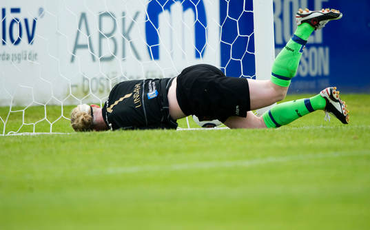  0-1 Linda Mohlin, Umeå, Hedvig Lindahl, målvakt, Kristianstad, släpper olyckligt in bollen och är missnöjd