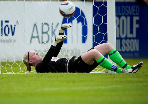  0-1 Linda Mohlin, Umeå, Hedvig Lindahl, målvakt, Kristianstad, släpper olyckligt in bollen och är missnöjd