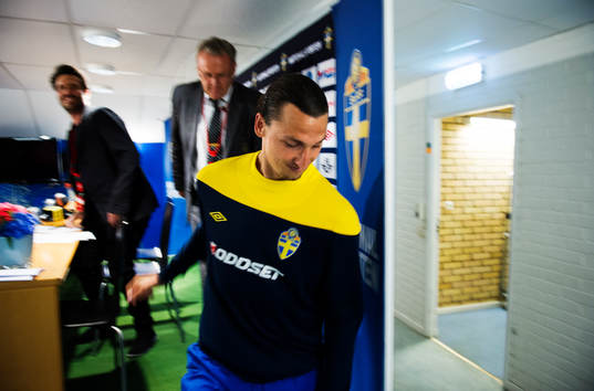  Zlatan Ibrahimovic, Sverige, lämnar presskonferensen.