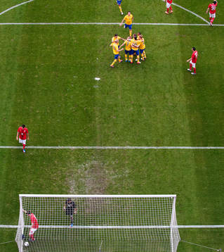  Zlatan Ibrahimovic, Sverige, kramas om efter sitt 2-1-mål, straff. Jubel.