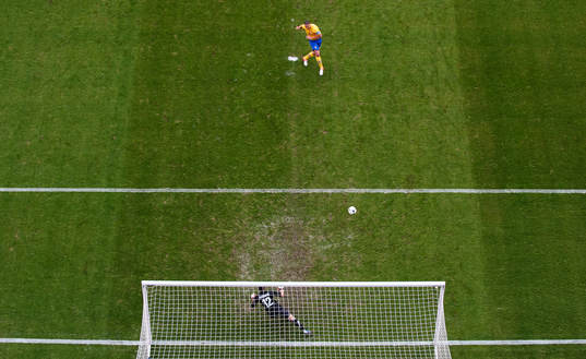 Zlatan Ibrahimovic, Sverige, skjuter mål på straff, 2-1-mål, straff. Jubel.