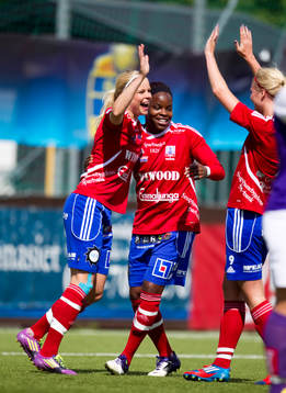  Sofie Andersson, Vittsjö, gör 1-0. Denesha Adams, Emma Sjödahl. Jubel.