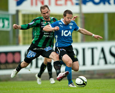  Jónas Gudni Saevarsson, Halmstad i duell med Patrik Larsson, Varberg