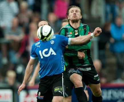  Jónas Gudni Saevarsson, Halmstad i duell med Pierre Tillmsn, Varberg