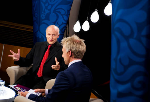  Arne Hegerfors och André Pops, programledare, i SVT:s EM-studio på Bio Rio i Hornstull i Stockholm.