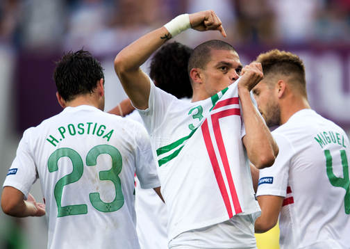  Pepe jublar efter att Helger Postiga gjort 2-0 till Portugal.