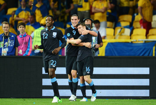  Danny Welbeck, Andy Carroll och James Milner, England, jubel efter 0-1.