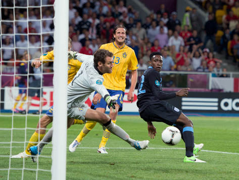  Danny Welbeck gör 2-3 för England, bakom Andreas Isaksson, målvakt, Sverige.