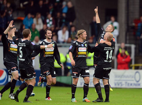  Andreas Ljunggren-Eriksson, Ljungskile gratuleras efter 0-1 målet. Jubel.