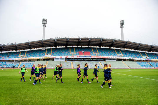  Laget joggar ner efter träningen på Nya Ullevi.