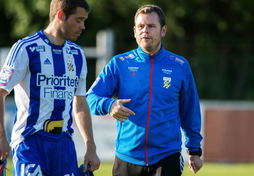 Mikael Stahre, tränare IFK Göteborg, pratar med Emil