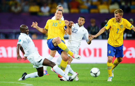 Alou Diarra och Gaël Clichy, Frankrike, tacklar Zlatan