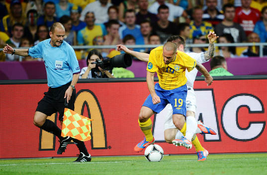 Emir Bajrami, Sverige, kämpar mot Gaël Clichy, Frankrike