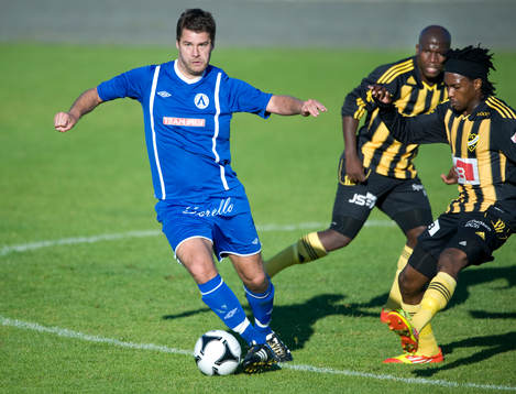  F. IFK-spelaren Henrik Edfors mot Ayanda Nkili och Andile Xaba, Hässleholm