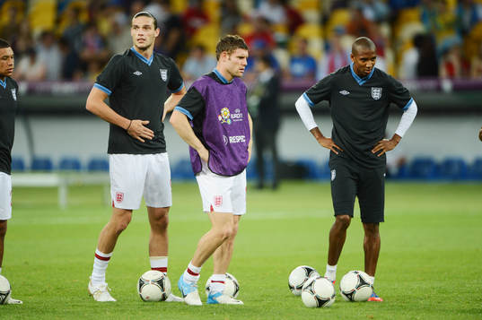 Andy Carrol, xx, Ashley Young. Uppvärmning