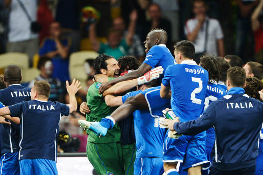  Vild glädjeyta i Italien efter segern. Italien i semifinal efter 4-2 på straffar. Gianluigi Buffon, målvakt, Mario Balotelli, glädje, jubel.