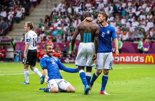  Daniele De Rossi, Italien jubel med Mario Balotelli och Claudio Marchisio.