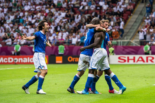  Andrea Pirlo, Italien, jubel med Mario Balotelli.