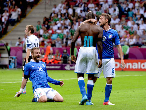  Daniele De Rossi, Italien, jubel mot Mario Balotelli och Claudio Marchisio, efter 0-2.