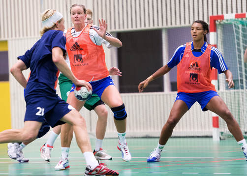 Johanna Wiberg, Jamina Roberts, Sverige, försvarar mot
