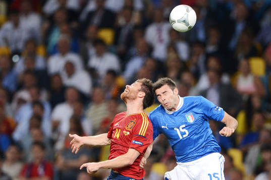 Xabi Alonso, Spanien och Andrea Barzagli, Italien, nickduell