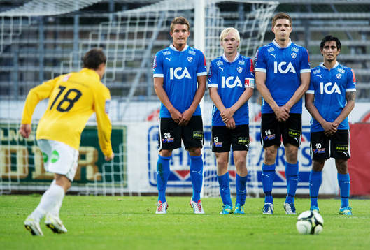  Joakim Wrele, Kristoffer Thydell, Mikael Boman, Antonio Rojas, Halmstad, står i muren när Anton Wede, Falkenberg, ska lägga en frispark. Mur, försvar.