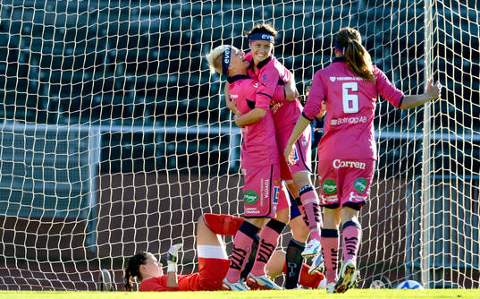 Nilla Fisher gratulerar Nora Holstad Berge