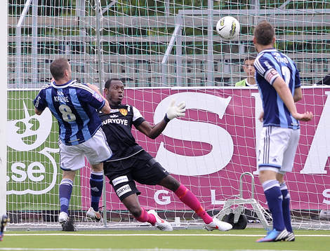  James Keene, Djurgården, gör 1-1 bakom Dwayne Miller, målvakt, Syrianska.