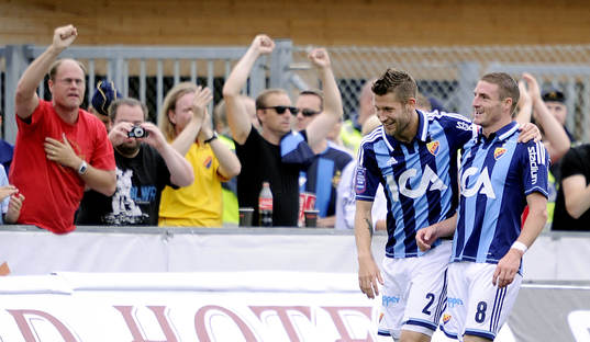   James Keene, Djurgården, grattas efter sitt 1-1 mål av Joona Toivio. Jubel, glädje.