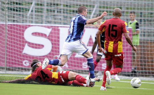 Haris Skenderovic, Syrianska får rött kort efter fällning av  James Keene, Djurgården.