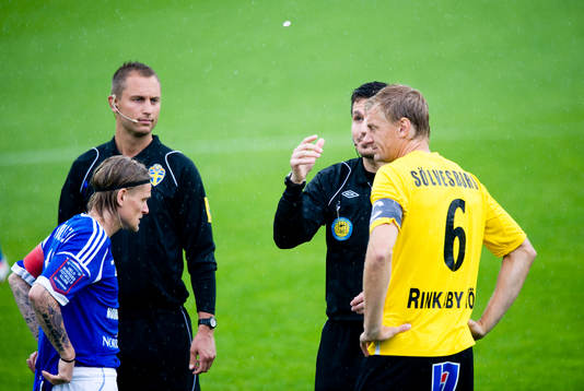  Slantsingling, Bojan Pandzic, domare, Ari Skulason och Patrik Rosengren, lagkaptener
