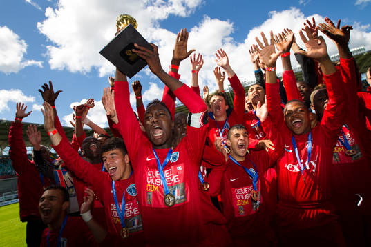  P16, final, Paris FC, Frankrike - Cruzeiro, Brasilien. Vinnare Paris FC, guld, pokal, jubel