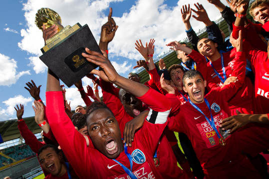  P16, final, Paris FC, Frankrike - Cruzeiro, Brasilien. Vinnare Paris FC, guld, pokal, jubel