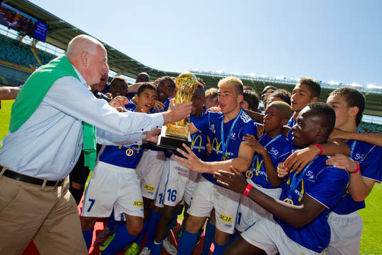  P15, final, ACBB Paris, Frankrike - Kampala Junior Team, Uganda. Vinnare ACBB Paris, pokal, guld, jubel