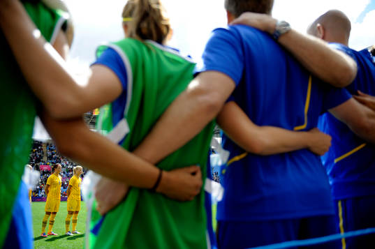  Lotta Schelin och Sofia Jakobsson under nationalsången.