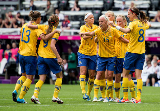  Marie Hammarström, Sverige gratuleras efter 1-0 målet. Jubel, glädje.