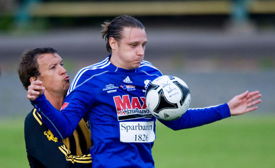 Johan Waldemarsson, Hässleholm, trycker en Nosaby-spelare i ryggen