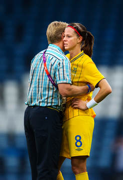  Thomas Dennerby, förbundskapten, Sverige, kramar om Lotta Schelin, Sverige.