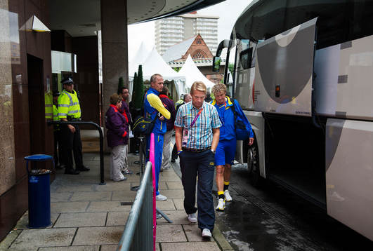  Klockan 16.45 (svensk tid) anländer det svenska laget till Hotell Hilton i Glasgow. På bilden förbundskaptenen Thomas Dennerby.