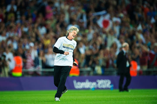  Pia Sundhage, tränare, USA, dansar och hoppar på planen i glädje.