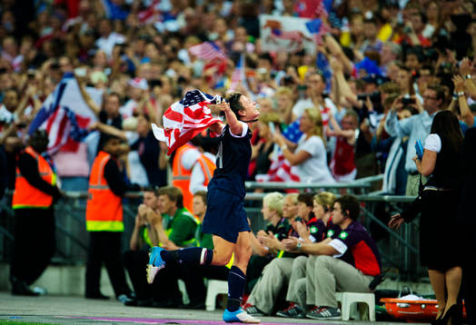  Tvåmålsskytten Abby Wambach, USA, springer med USA:s flagga. Jubel.