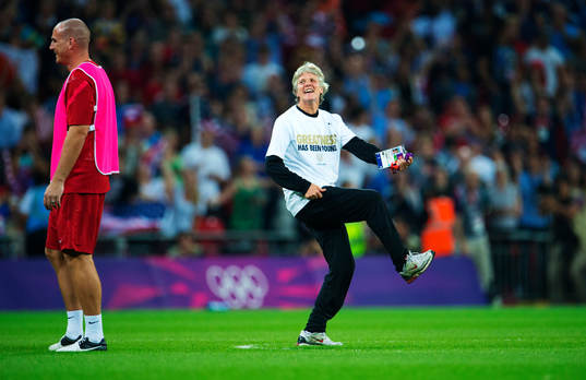  Pia Sundhage, tränare, USA, dansar och hoppar på planen i glädje.