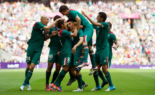  Mexico gör 2-0 och målskytten Oribe Peralta, omringas, jubel.