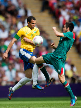  Sandro, Brasilien, Carlos Salcido, Mexico.