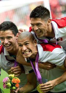  Målskyttarna Jorge Enriquez och Marco Fabian jublar över guldet.